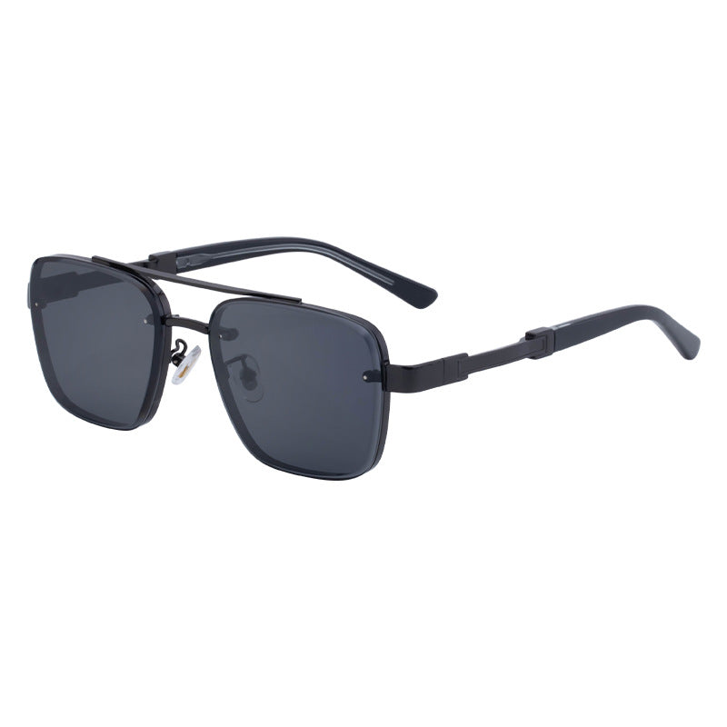 Détail des branches métalliques des lunettes de soleil homme