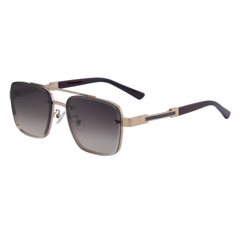 Lunettes de soleil homme pliées sur fond sombre