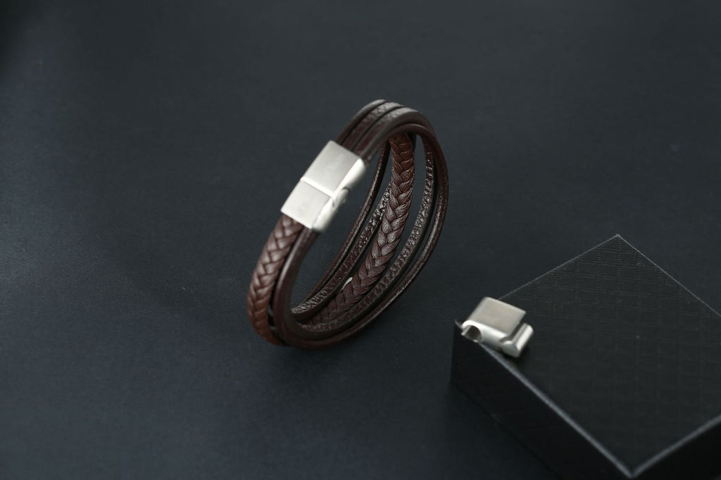 Détail des rangs de cuir et de l'acier brossé du bracelet homme