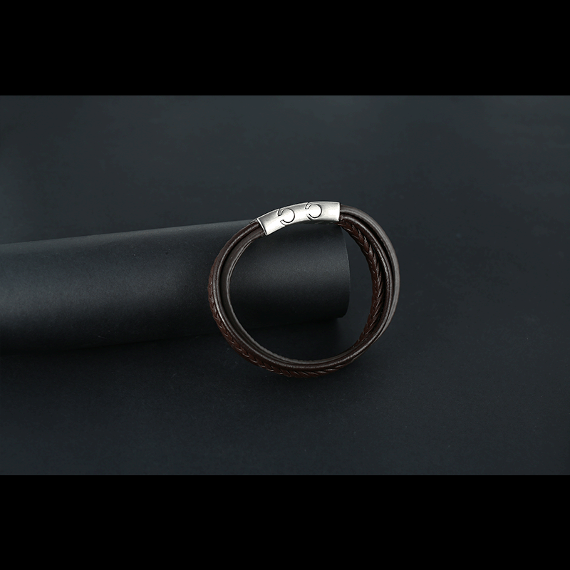 Bracelet homme multi-rangs porté au poignet