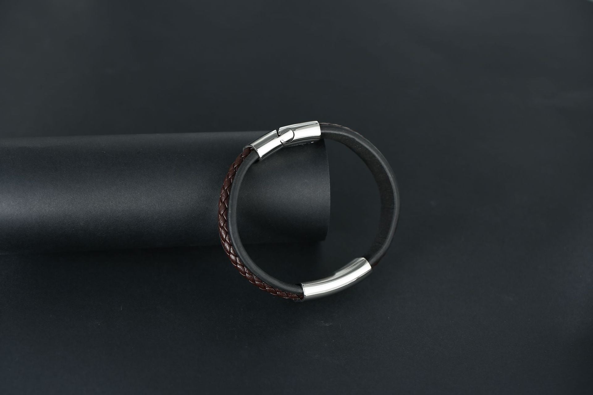 Bracelet homme en cuir tressé porté au poignet