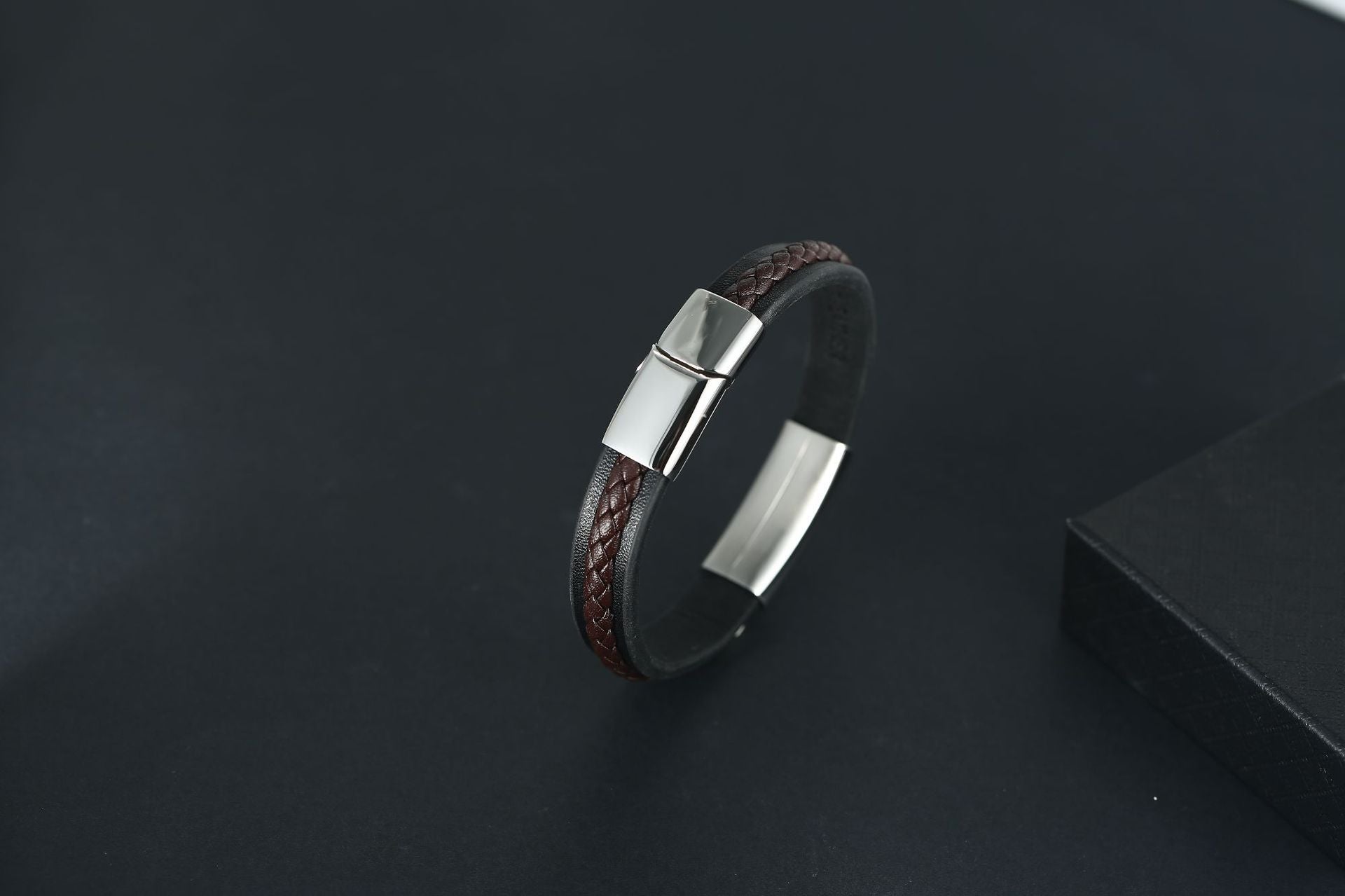 Détail de la géométrie en acier du bracelet homme vintage