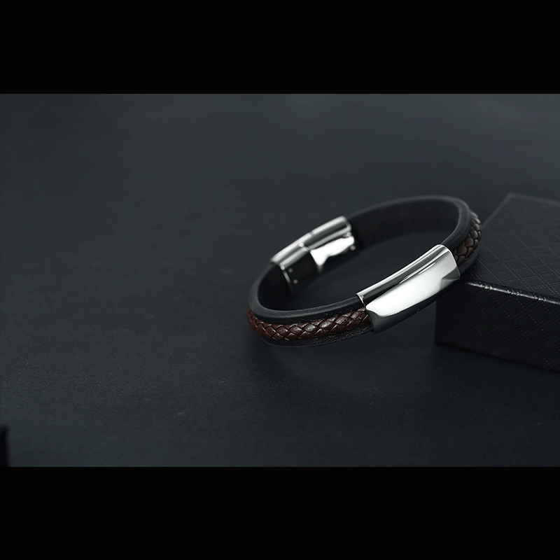 Bracelet homme cuir et acier tressé, détail du fermoir sécurisé