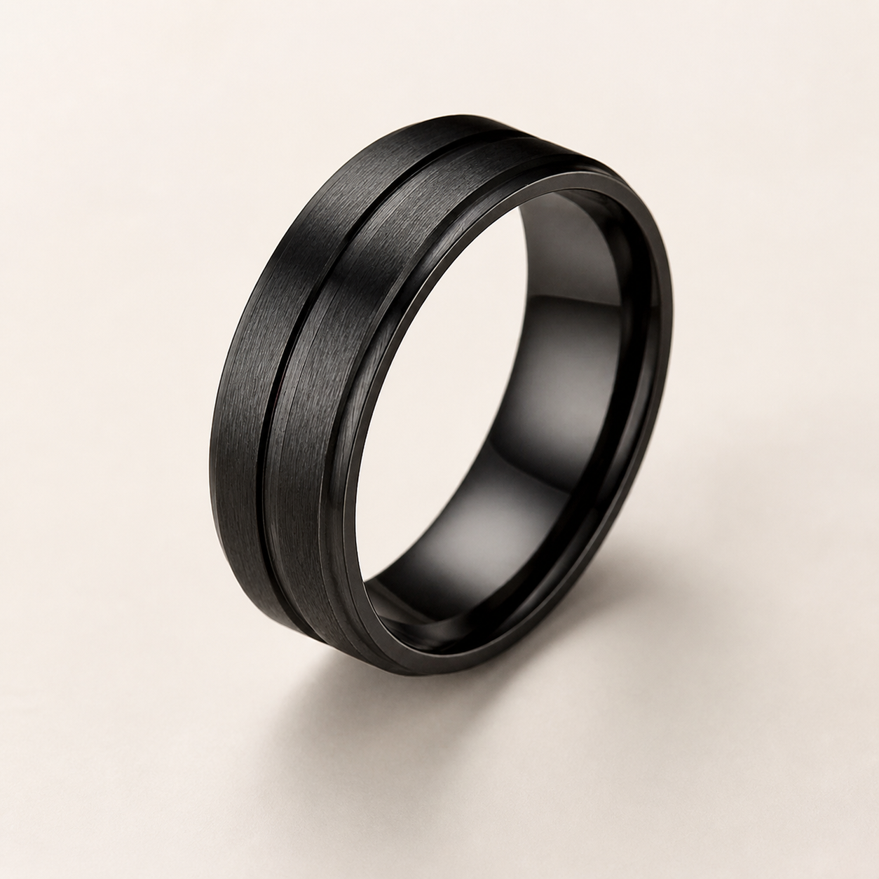 Bague homme acier noir mat aux bords polis, vue de profil