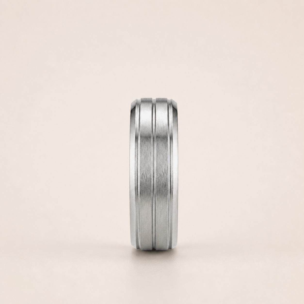 Bague homme acier 8 mm portée au doigt