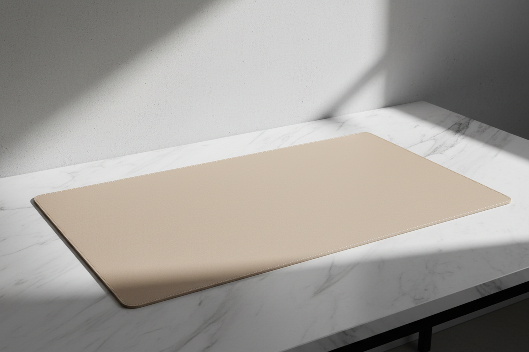 Sous-main de bureau en cuir avec ordinateur portable et souris