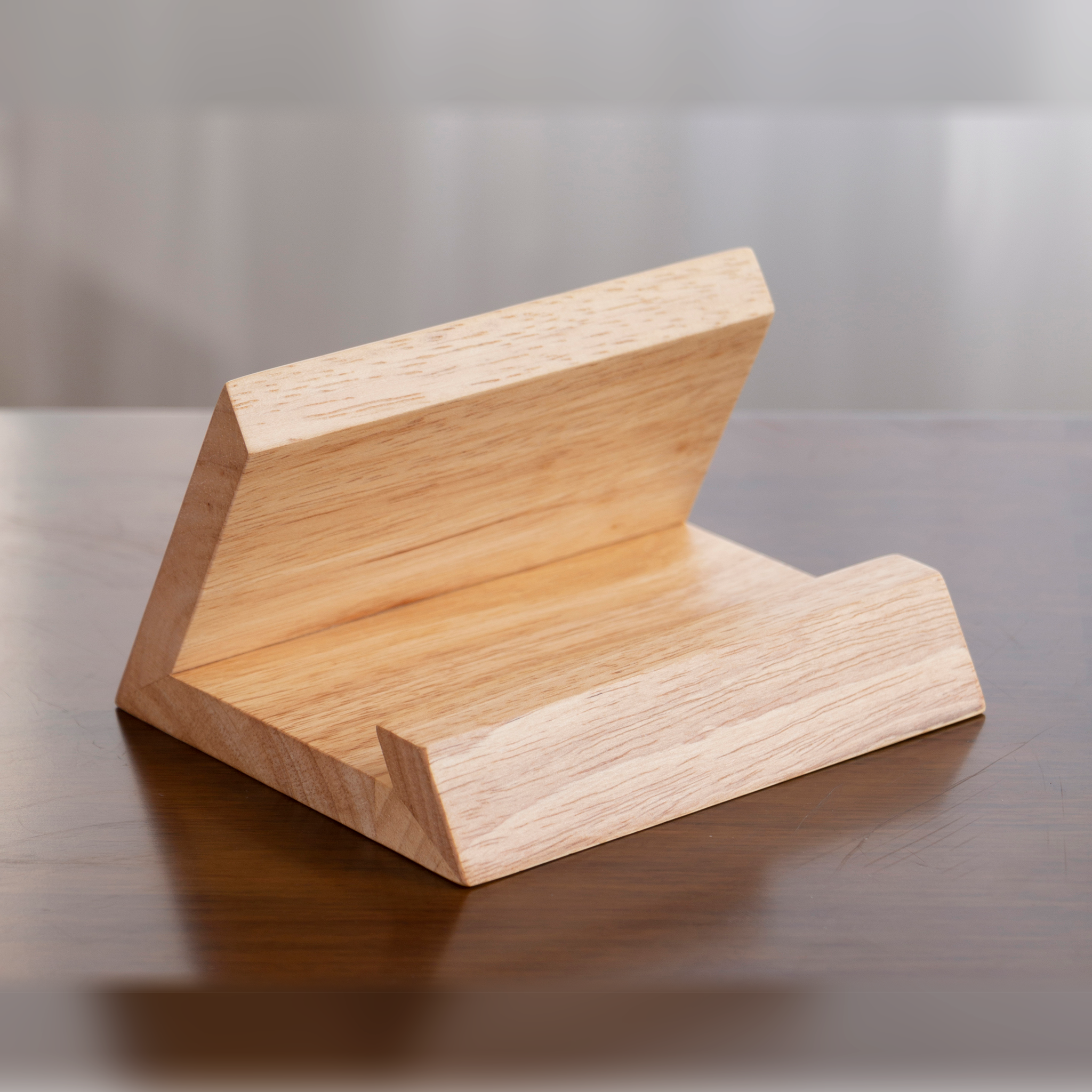 Support de bureau en bois massif accueillant une tablette